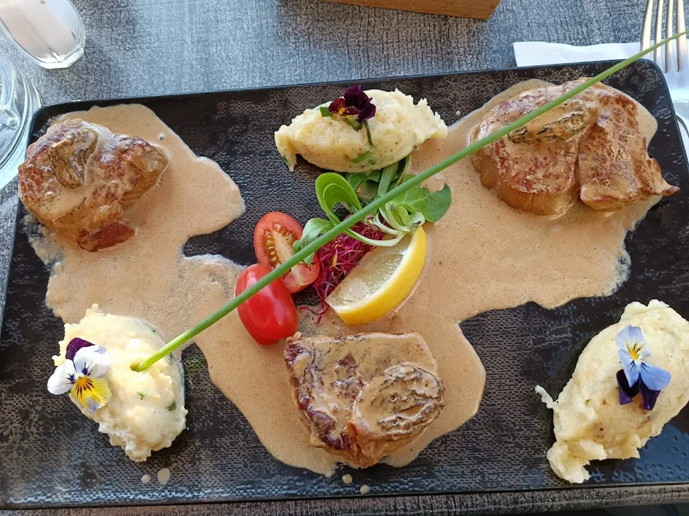 Filet Mignon de Veau Écrasé de Pommes de Terre Et Sa Sauce Morille